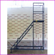 pomost schodowy z zamontowanymi barierkami na podium