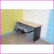 metalowe biurko warsztatowe z grubym blatem