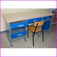 solidne biurko warsztatowe podczas skladania