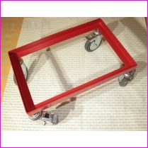 W�zek - podwozie 50x33cm pod skrzynki, ko�a pe�ne fi 125 mm, 4 obrotowe w tym 2 z hamulcem, kolor ��ty Ral 1023, no�no�� 170 kg, zestawy obrotowe z hamulcami po przek�tnej w�zka
